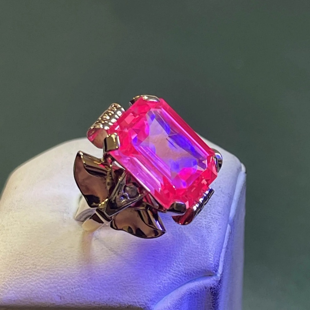 Pink Sapphire Ring Vintage side natural diamonds. Estimated at 5-8 C stone. Sz 6